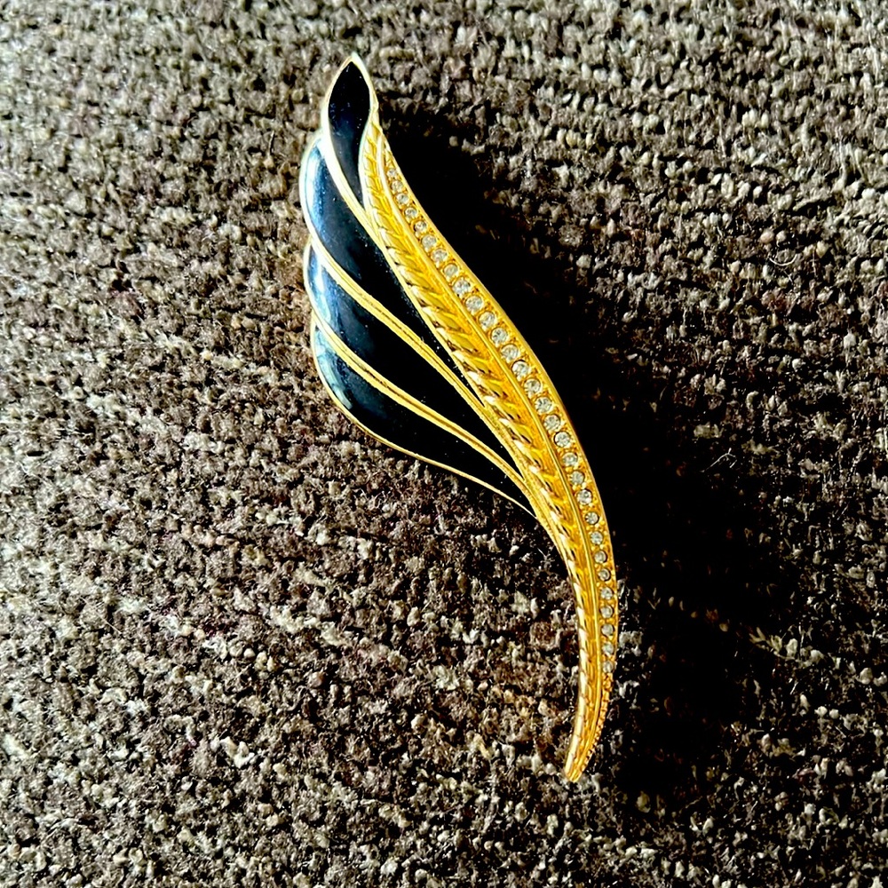 Dior pin
